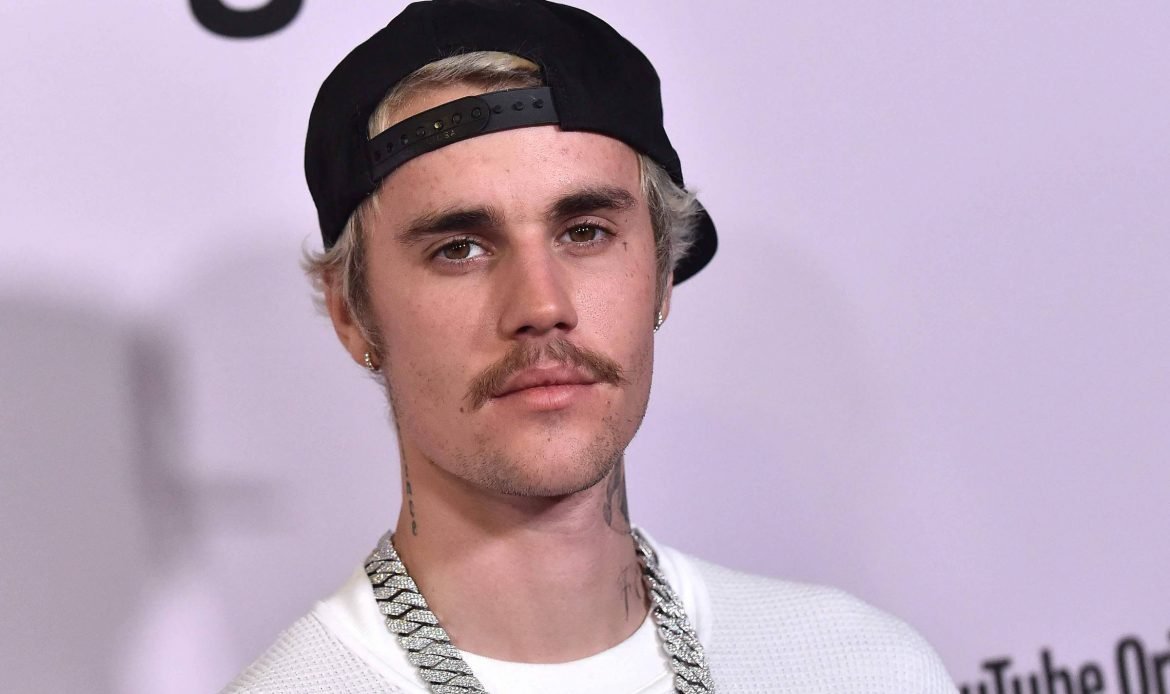 Justin Bieber debocha da própria mãe e levanta alerta entre fãs sobre saúde mental