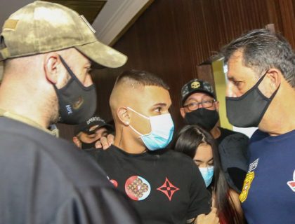 Imagem do post: Gabigol e Mc Gui são flagrados em evento com aglomeração fechado pela polícia