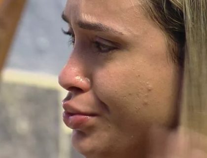 Imagem do post: VÍDEO | BBB21: Afastada dos brothers, Sarah sente solidão e desespera: “Hoje não tenho um terceiro lugar”