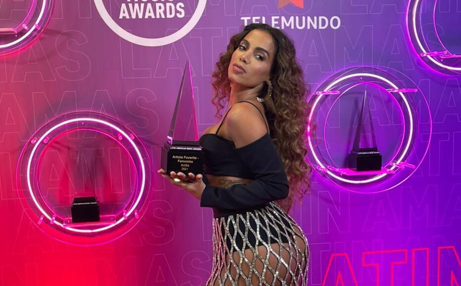 Anitta segurando o troféu do LatinAMAs - Imagem: SOUBPMCOM