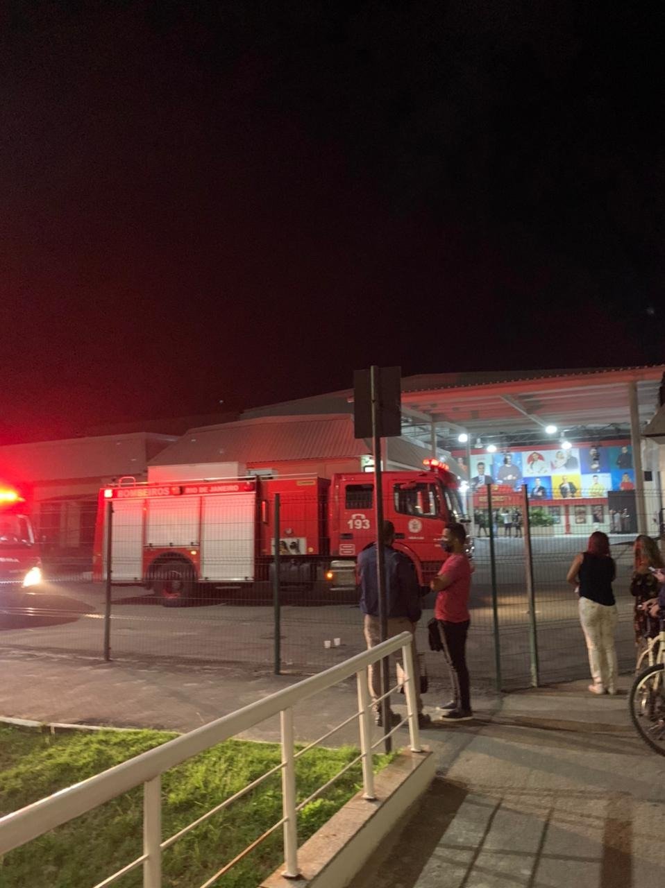 Parte do teto dos estúdios da Record TV Rio desaba; Veja fotos