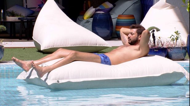 Caio na piscina do BBB21 (Foto: Globoplay)