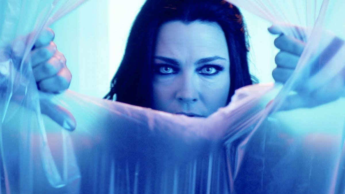 Amy Lee, vocalista do Evanescence no clipe de Better Without You - Imagem: Reprodução