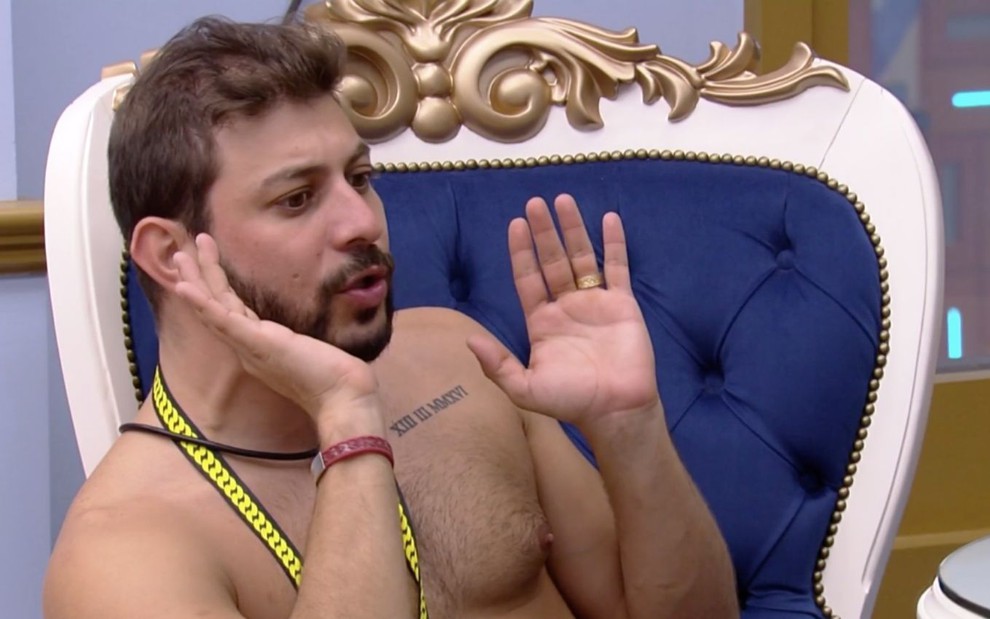 Caio no quarto do líder - Imagem: Globoplay