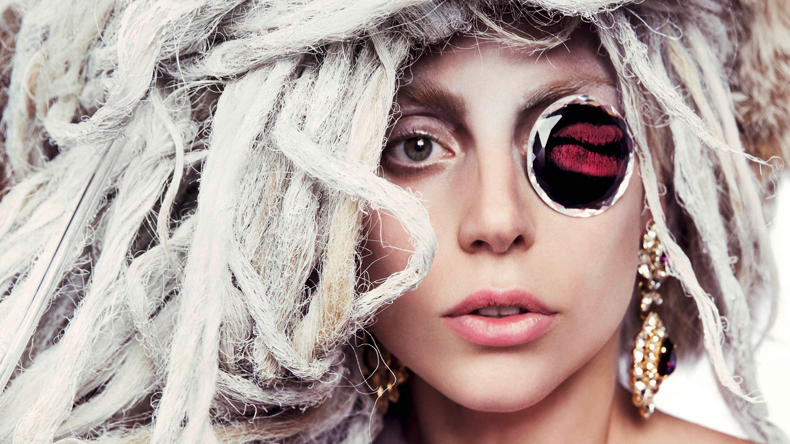 Após petição para ACT II, "ARTPOP" de Lady Gaga volta aos charts e cantora comenta