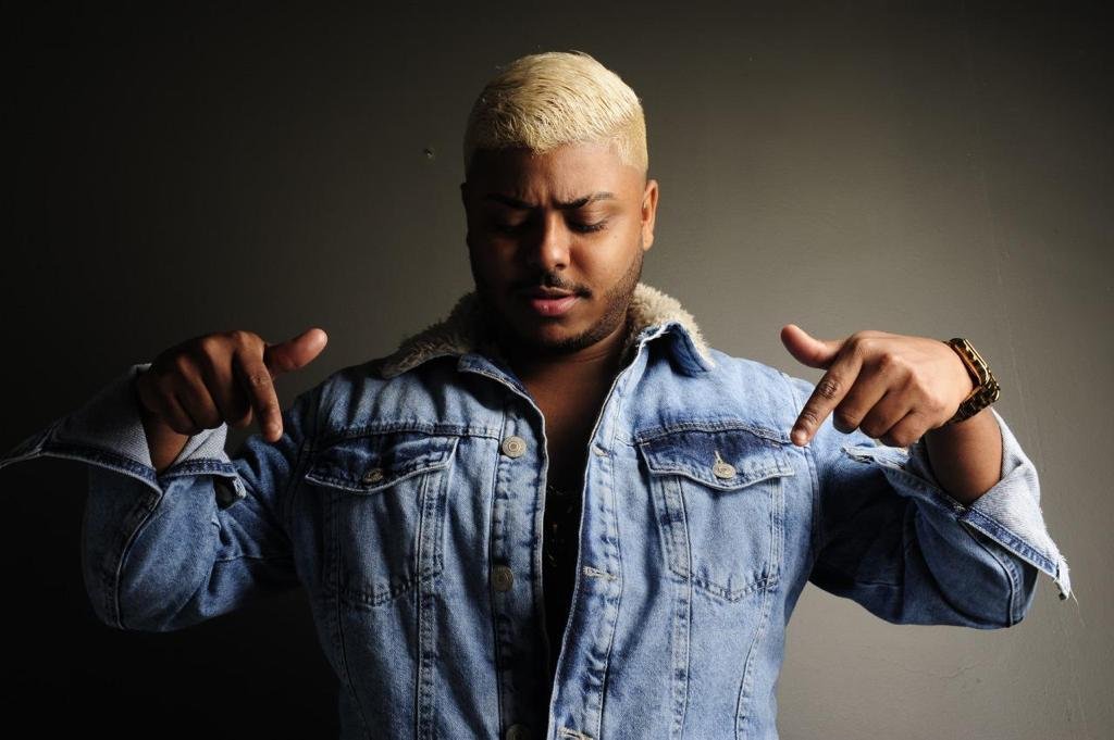 Destaque no cenário do funk, MC 2Jhow se inspira em polêmicas do início de sua carreira para lançar “Fofoqueiro”