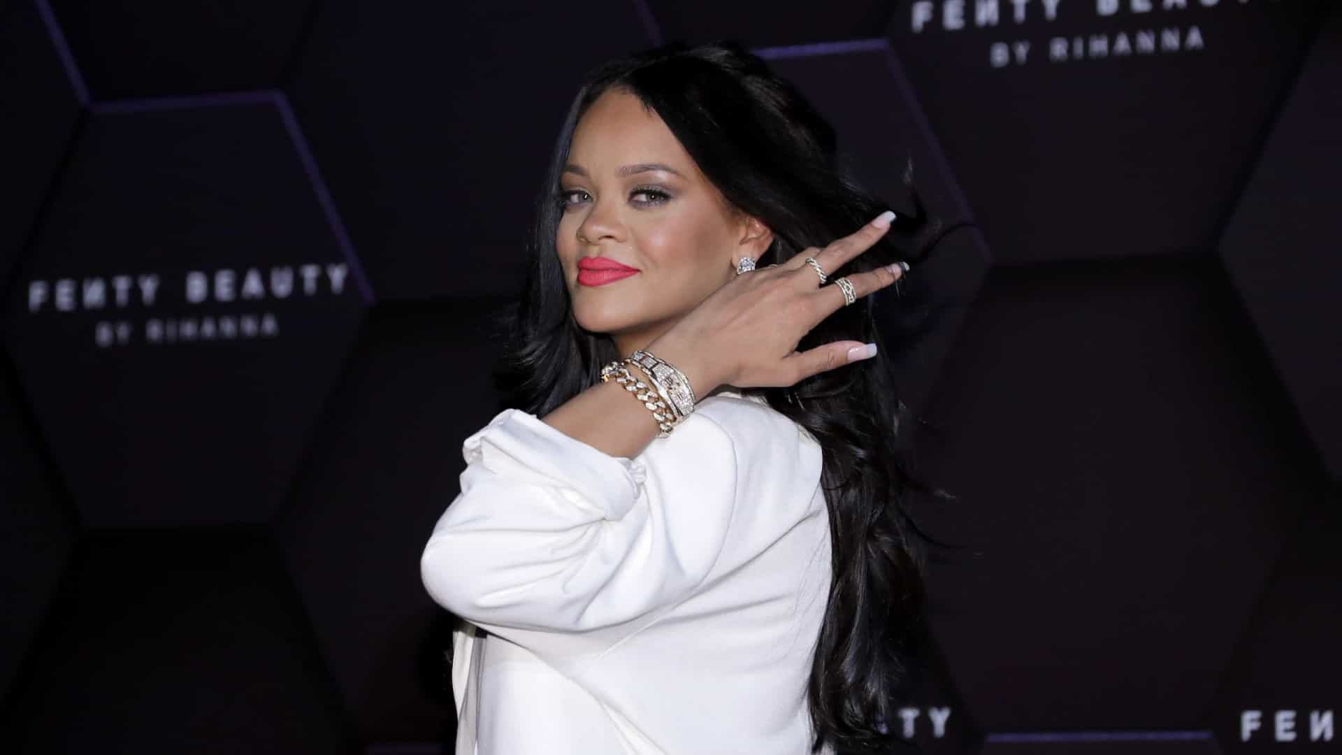 “Lift Me Up”: Novo single de Rihanna pode estrear no topo da Billboard Hot 100; veja os números da estreia