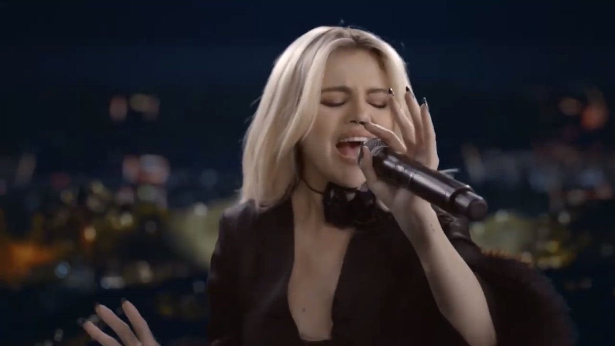 Selena Gomez cantando "Wolves" na final da Champions League - Imagem: Reprodução