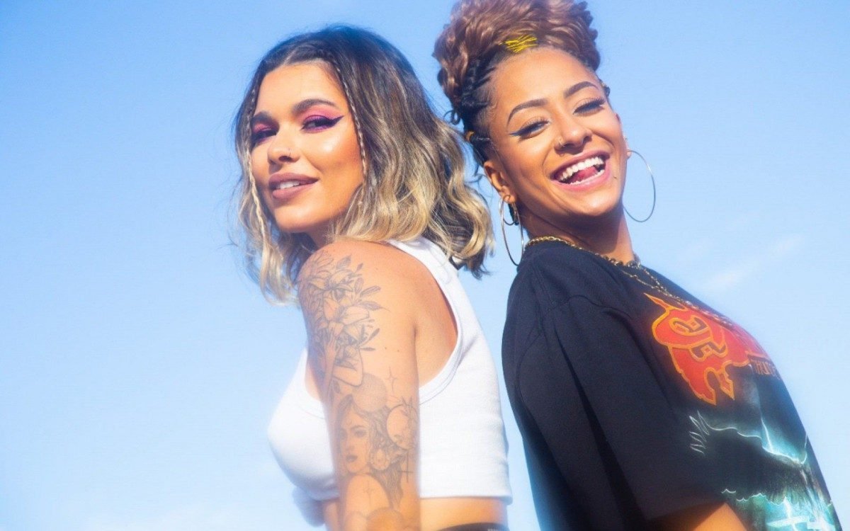 Lary e Lourena curtem noitada interminável entre amigas no clipe de "Crazy"