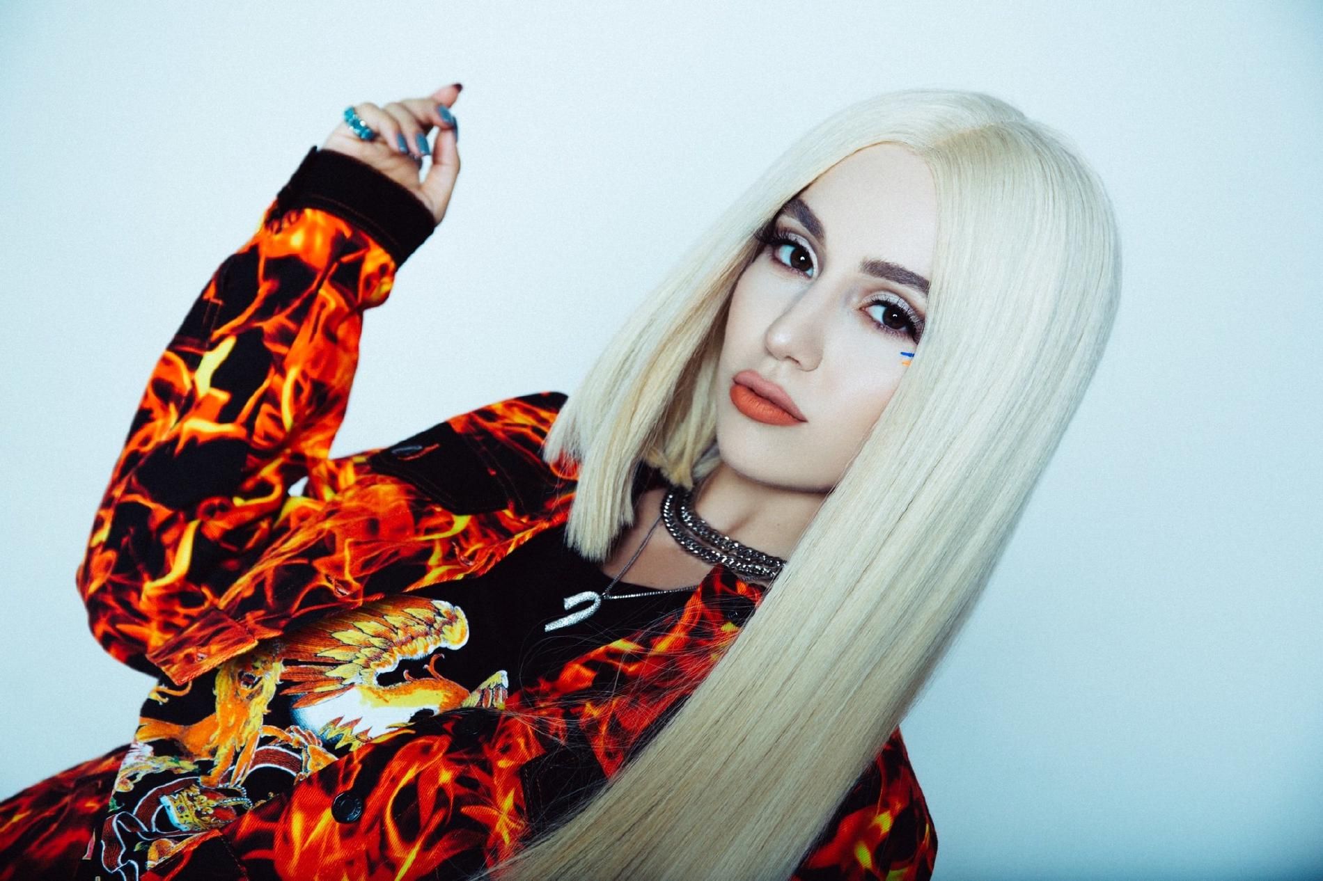 ava max