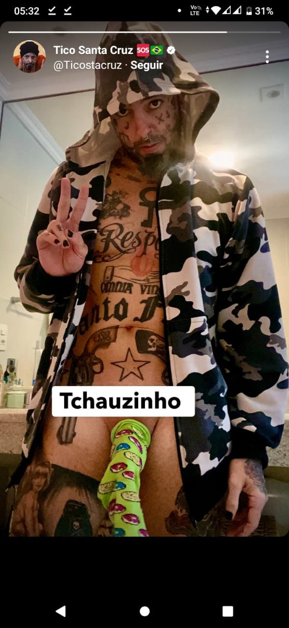 Tico Santa Cruz surge vestindo só uma meia e anima a web 47 tico santa cruz pelado meia
