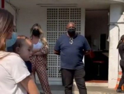 Imagem do post: Livia Andrade fica do lado de fora em clínica para teste de DNA do filho de Pétala Barreiros e Marcos Araújo