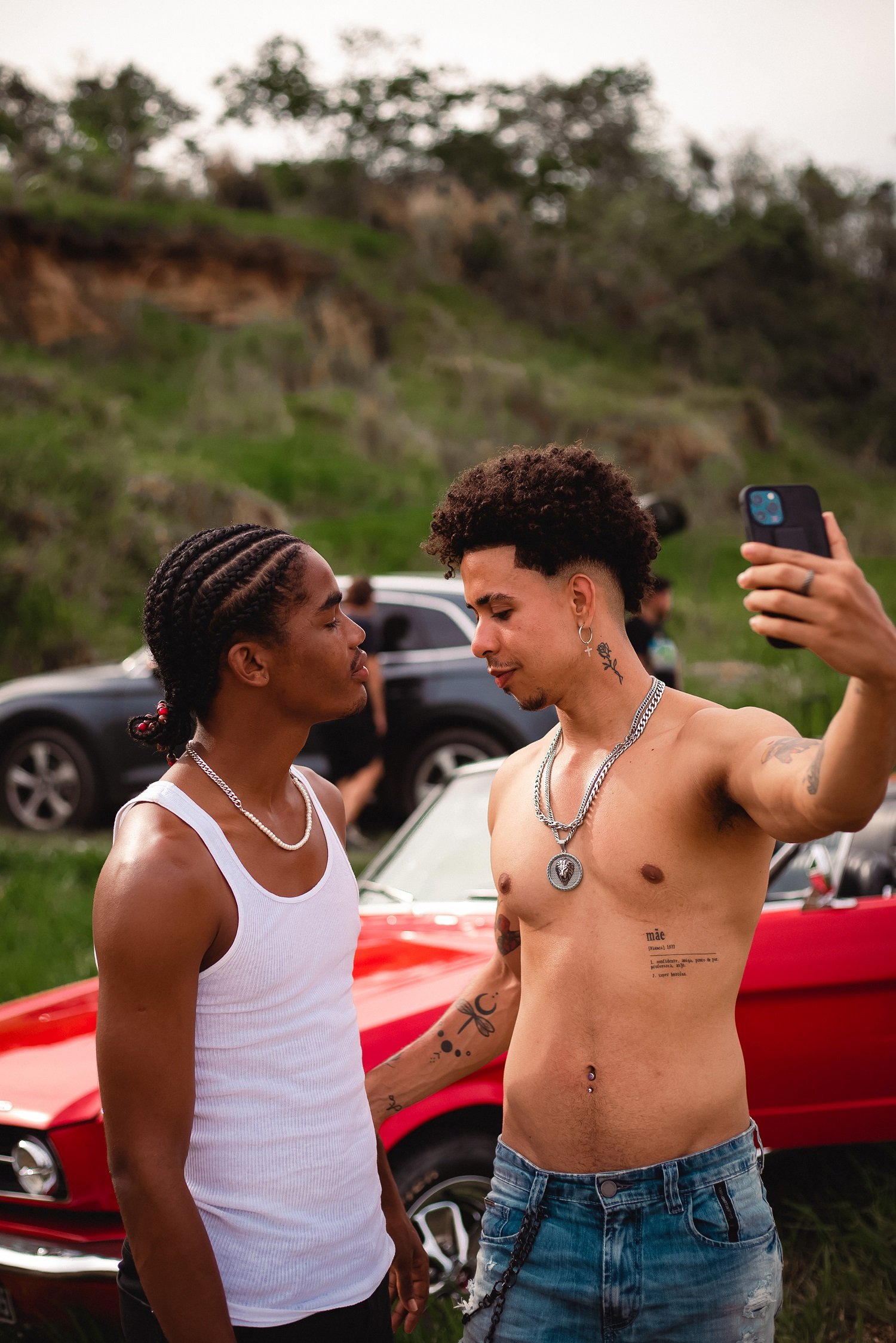 "Grande Amor": Thiago Panteleão faz reflexão sobre romance entre dois homens pretos em novo clipe