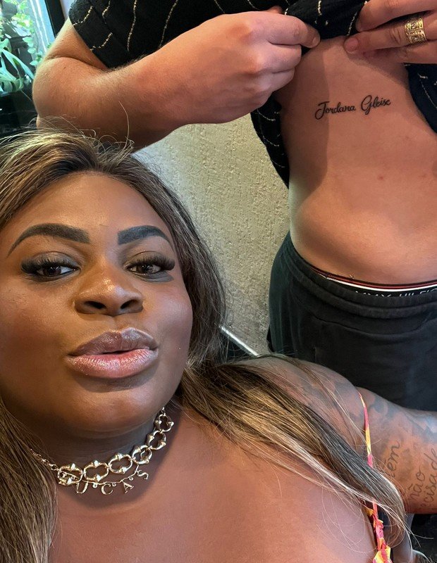 Marido de Jojo Todynho homenageia cantora com tatuagem