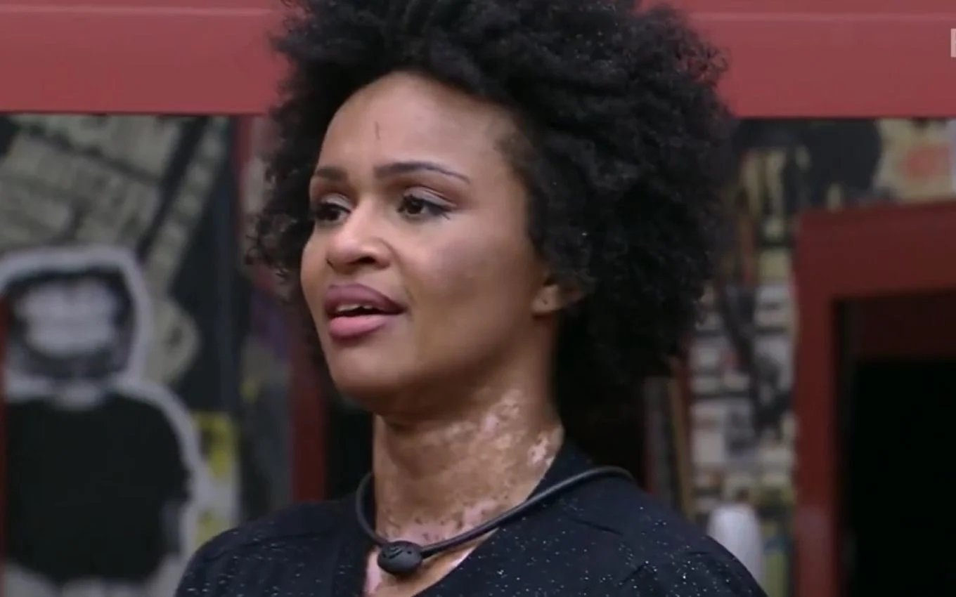 Natália surta, quebra móveis e deixa brothers assustados