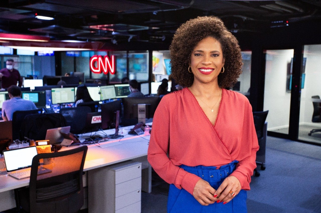 Jornalista retorna à apresentação de telejornal da CNN Brasil após demissão de Carla Vilhena
