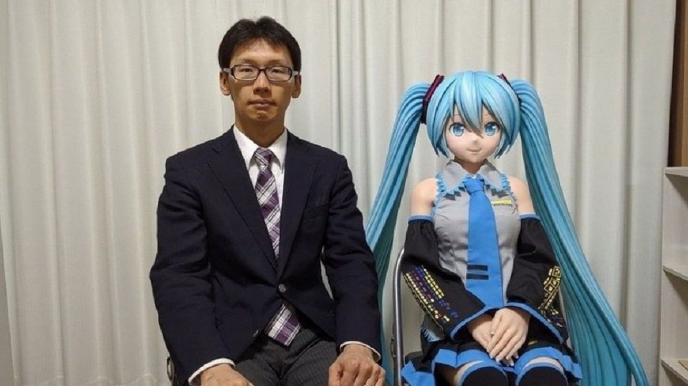 Homem casado com holograma perde conexão com sistema e troca esposa por boneca