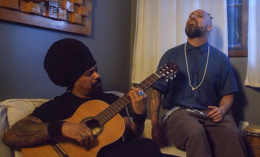 Falcão e Tribas transformam single “Caridade” em clipe acolhedor