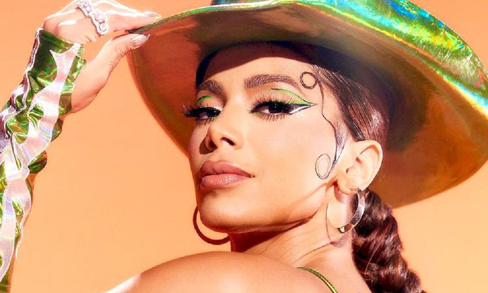 Anitta intriga ao web ao afirmar que aceitou “convite pra fazenda”