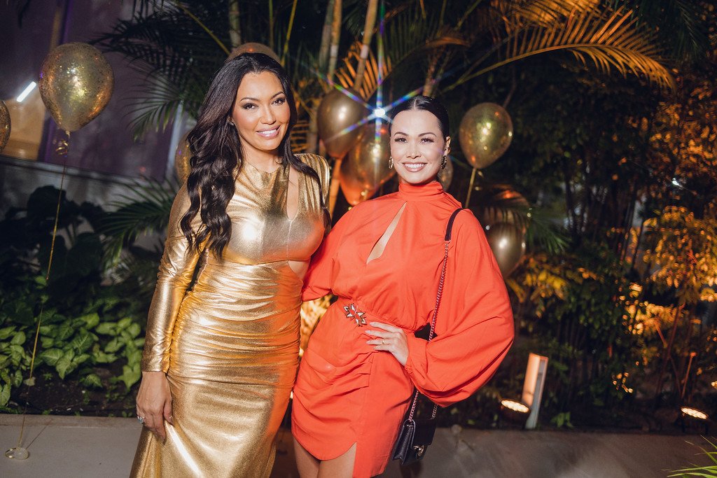 Karinah comemora aniversário cercada pela família e amigos famosos