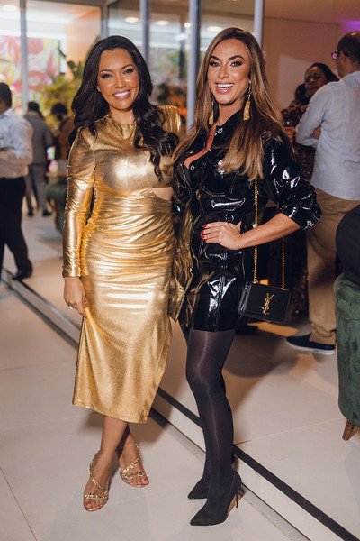 Karinah comemora aniversário cercada pela família e amigos famosos