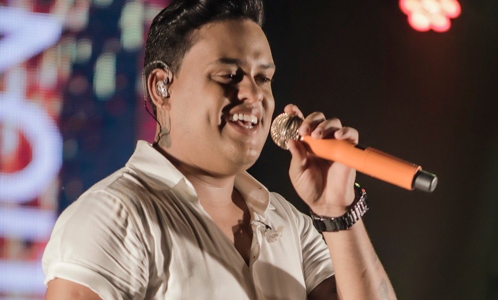 Thiago Aquino lança clipe com participação de Sthe Matos