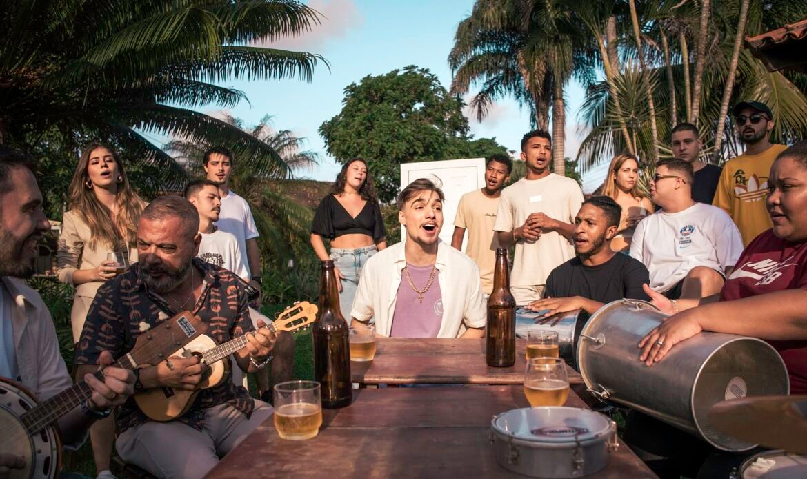 Lipe Torres no clipe de "AÇAÍ" - Foto: Divulgação