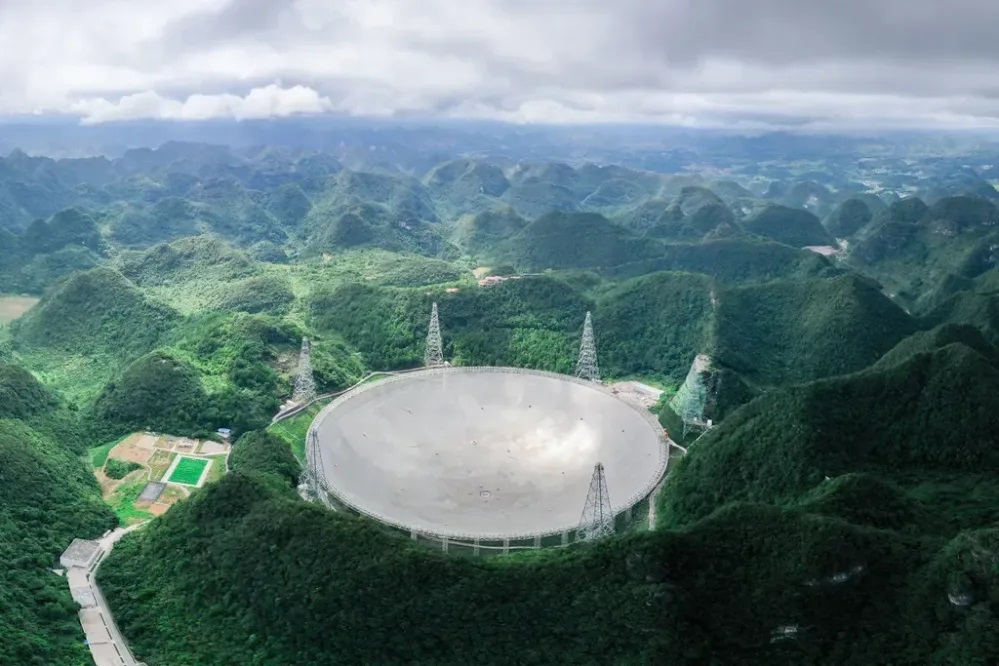 Cientistas chineses dizem que telescópio gigante captou sinais de seres alienígenas