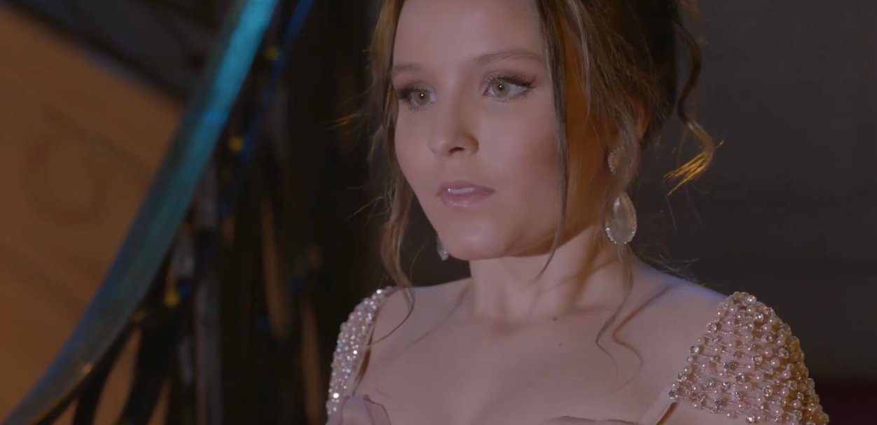 <strong>SBT afunda no Ibope com filme de Larissa Manoela</strong>