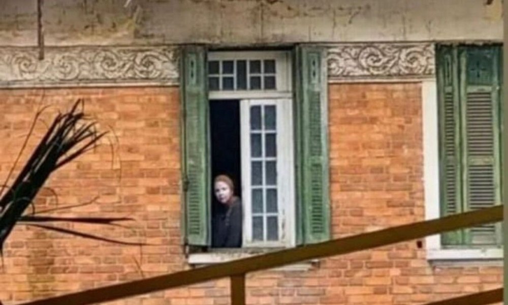 mulher da casa abandonada