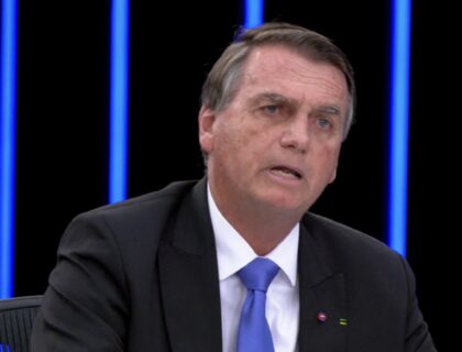 Imagem do post: Fã ou hate? Bolsonaro publica foto assistindo a Globo antes do debate na Band