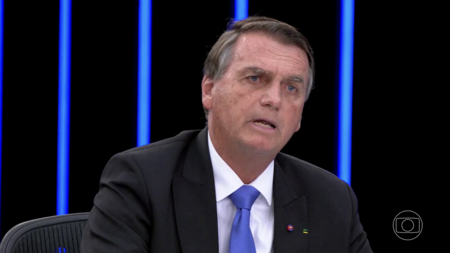 Imagem do post Fã ou hate? Bolsonaro publica foto assistindo a Globo antes do debate na Band