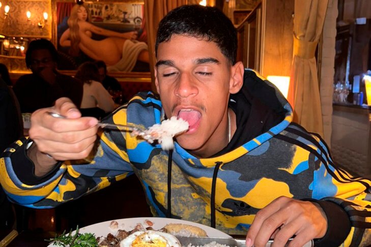 Luva de Pedreiro vira prato em restaurante e anuncia: "Agora sou comível"