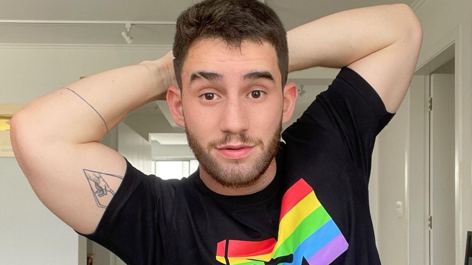 Klébio Damas diz que sofre preconceito da comunidade LGBTQIA+ por ser bissexual: "Cansativo"