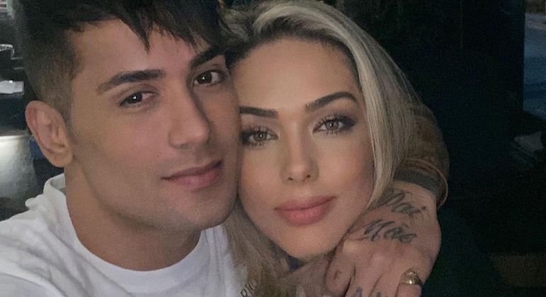 Tânia Mara e Tiago Piquilo terminam namoro; cantor se defende: "Não tem a ver com cirurgia peniana"