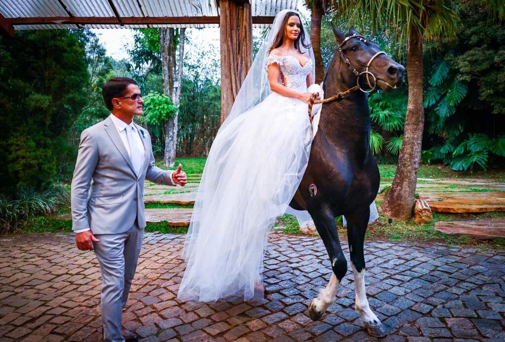 João Bosco e Monique Moura se casam em BH, noiva entra no altar a cavalo