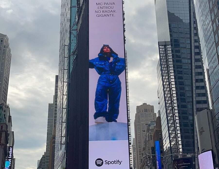 Mc Paiva ZS ganha destaque no telão da Times Square