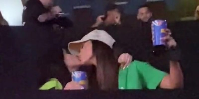 VÍDEO: Juliette e Sarah Andrade se beijam em festa e ‘quebram a internet’