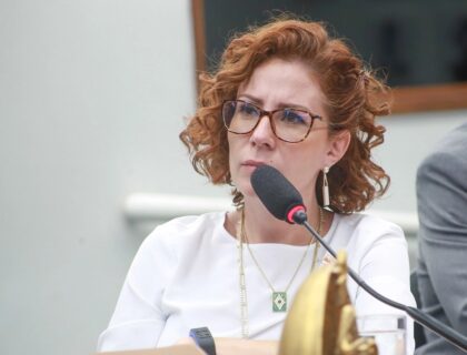 Imagem do post: Twitter suspende conta de Carla Zambelli