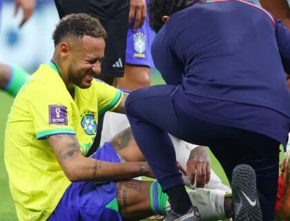 Imagem do post: Fora da Copa? Médico da Seleção se pronuncia sobre lesão de Neymar: “Vai ser decido”