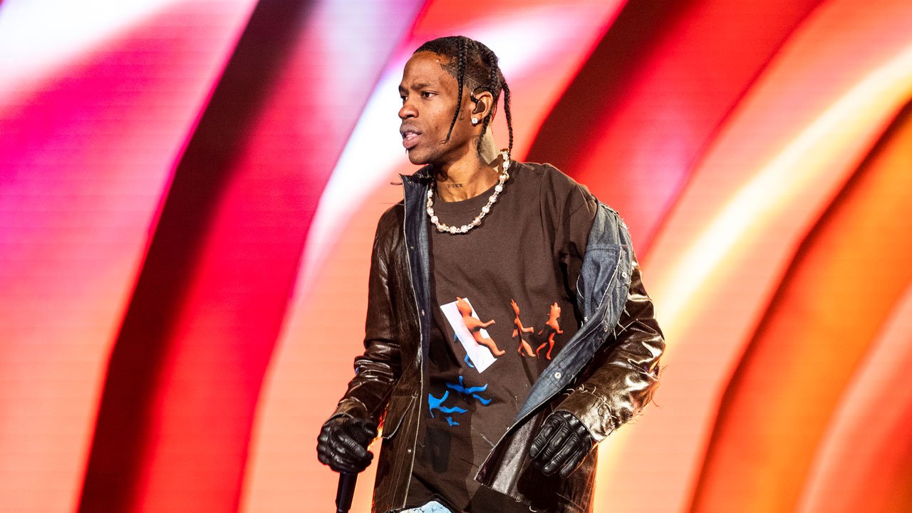 Travis Scott estreia novo álbum no topo dos mais vendidos nos EUA 51 Chão da área VIP desaba durante show de Travis Scott - Foto: Reprodução