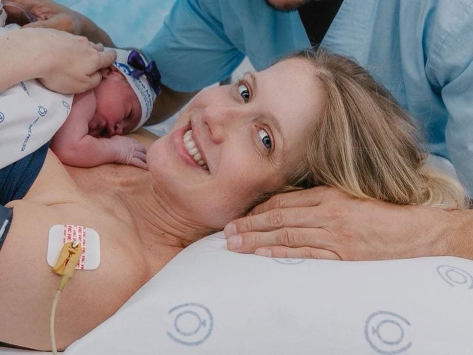 Que fofura! Gabriela Prioli da a luz à Ava; veja foto