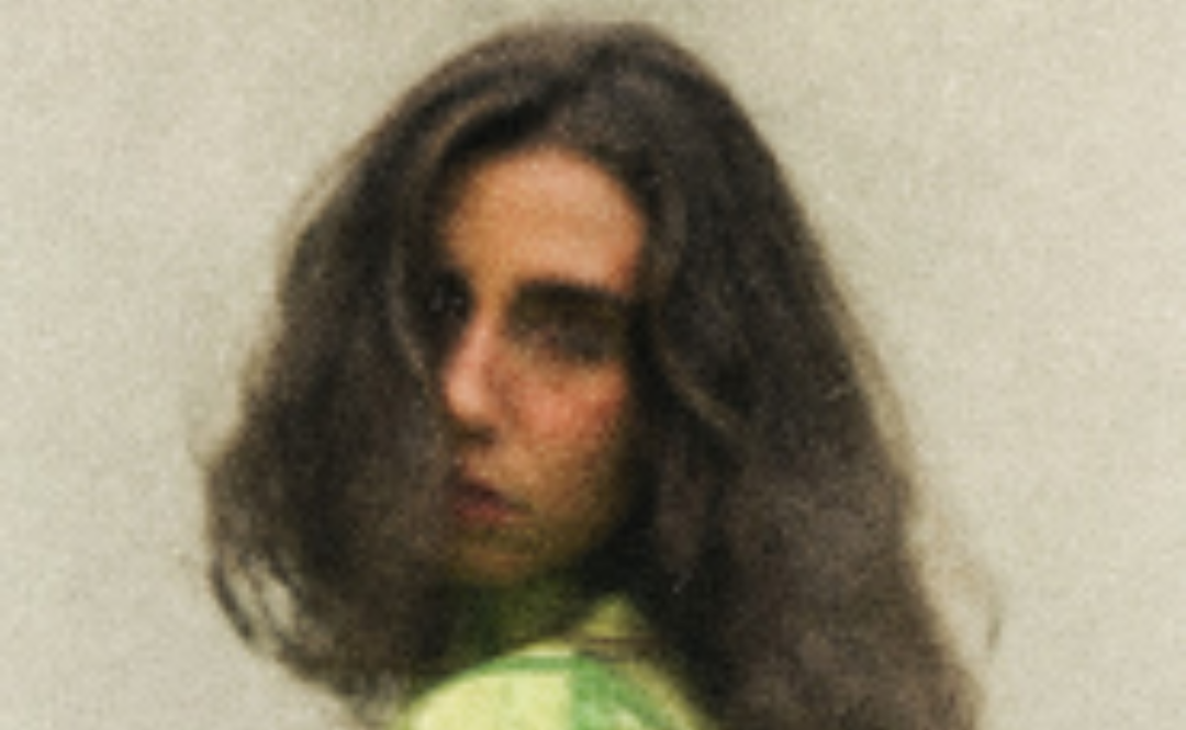 Nina Fernandes reflete sobre acolhimento e liberdade em novo single