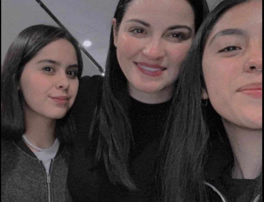 Bizarro! Fãs tietam Ex-RBD Maite Perroni em velório de amigo