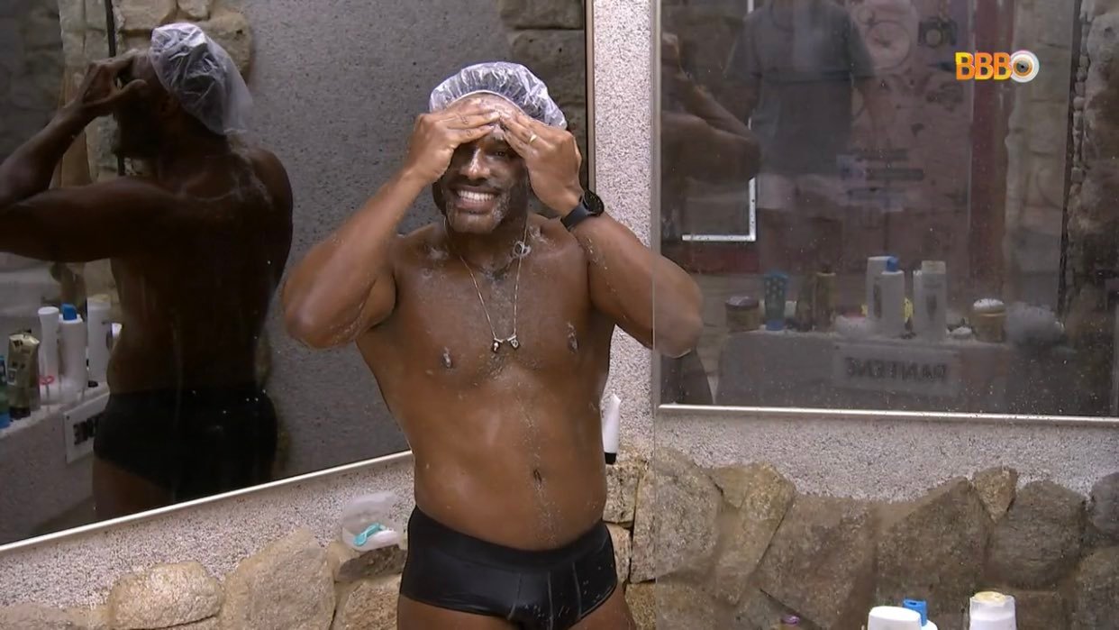 BBB23: Fred Nicácio mostra parte íntima para Gabriel Santana durante o banho; veja vídeo
