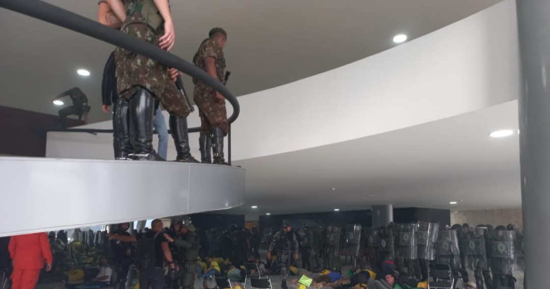 Imagem do post Foto de bolsonaristas abatidos pela polícia dentro do Palácio do Planalto viraliza na web