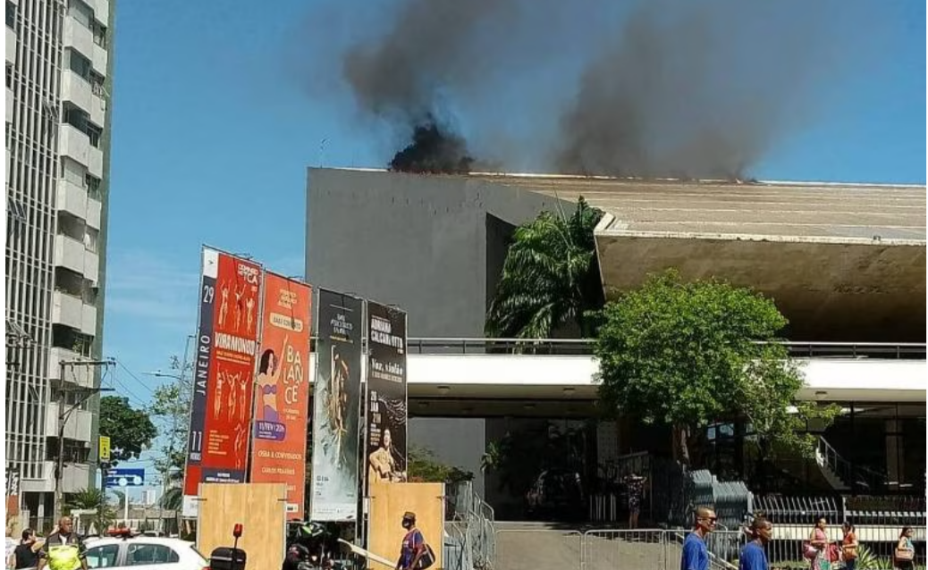 VIDEO: Incêndio atinge Teatro Castro Alves, maior de Salvador
