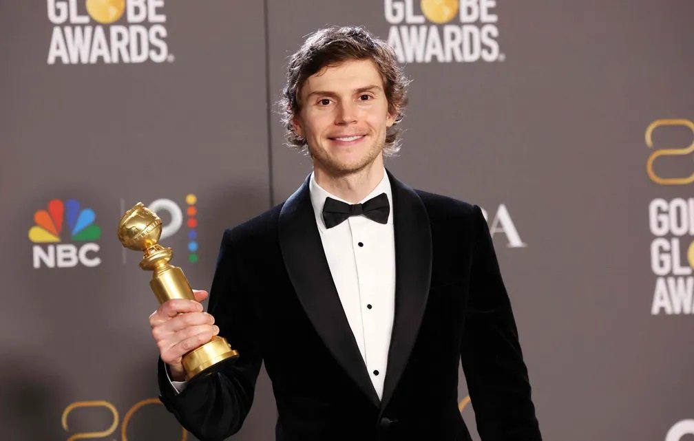 Evan Peters venceu em 'Ator para série limitada' por sua atuação em 'Dahmer – Um Canibal Americano' - Foto: Reprodução Globo de ouro