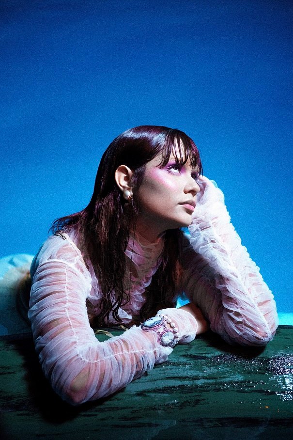 UNIVERSAL MUSIC E GTS ANUNCIAM A CONTRATAÇÃO DE LOU GARCIA, PROMESSA DO INDIE POP BRASILEIRO