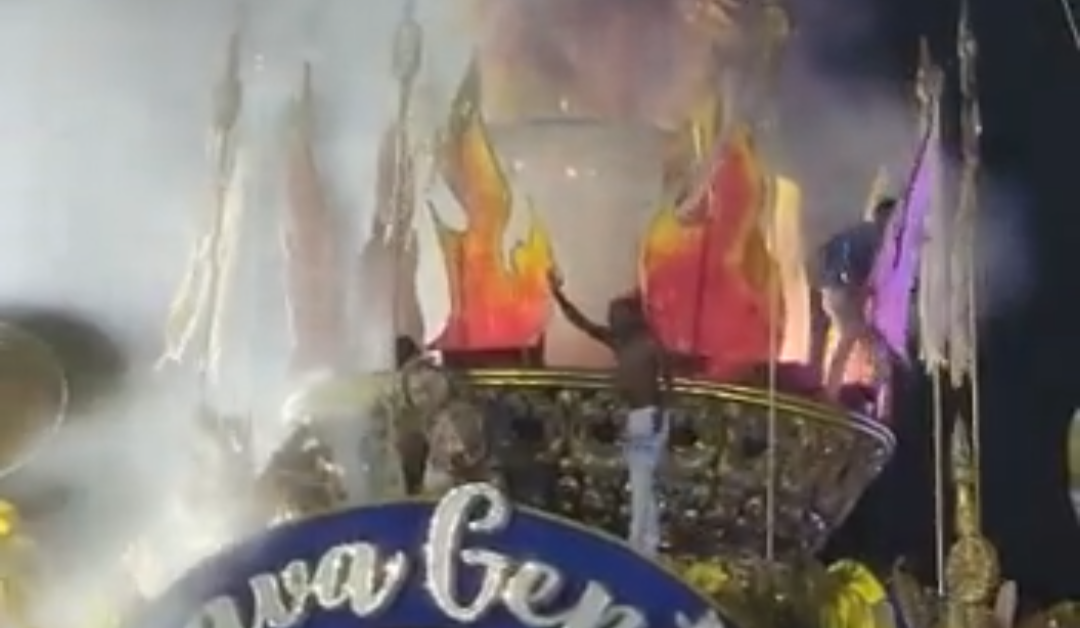 Carro da Beija-Flor pega fogo instantes antes de entrar na Avenida; veja vídeo